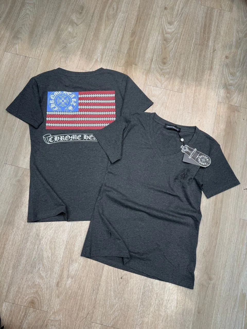 🅿️138 M232 #ChromeHeart·25ss new V-neck slim short-sleeved T-shirt ✅✅✅Ready stock Focus on quality Feel free to compare Size: S M L Color: Dark Gray